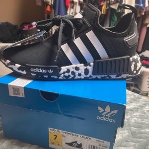 Adidas brand new never worn with tags and box NMD_R1 J Primeblue CBlack size 7Y